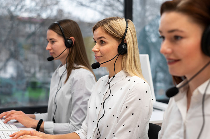 Mulheres atendendo no telefone